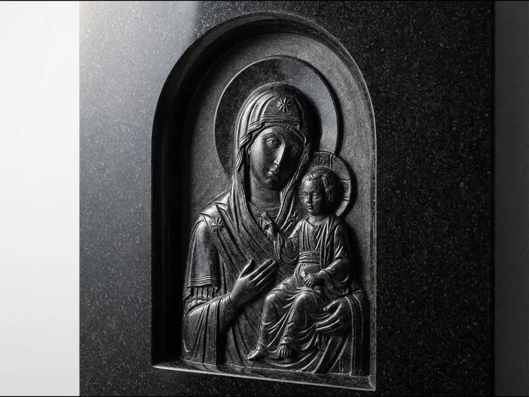 Барельеф на памятник — икона в арке в Воронеже