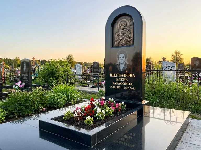 Памятник с барельефом — выполненная работа 35 в Воронеже