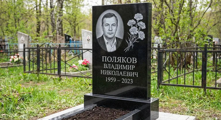 Памятник с гравировкой гвоздик — выполненная работа «Поляков» в Воронеже
