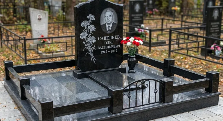 Памятник с гравировкой гвоздик — выполненная работа «Савельев» в Воронеже