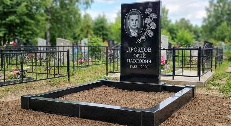Памятник с гравировкой гвоздик — выполненная работа «Дроздов» в Воронеже