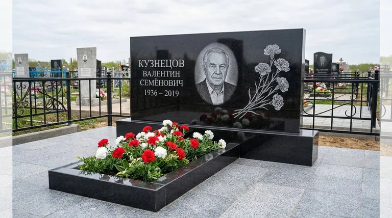 Памятник с гравировкой гвоздик — выполненная работа «Кузнецов» в Воронеже