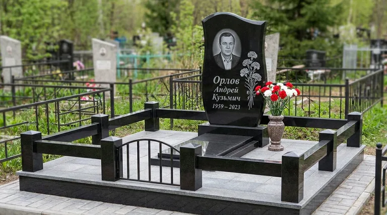 Памятник с гравировкой гвоздик — выполненная работа «Орлов» в Воронеже