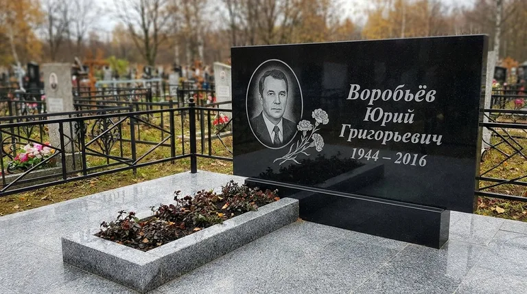 Памятник с гравировкой гвоздик — выполненная работа «Воробьёв» в Воронеже