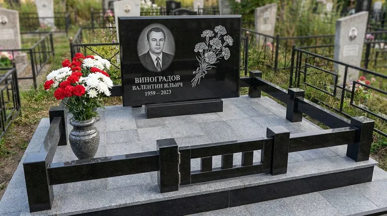 Памятник с гравировкой гвоздик — выполненная работа «Виноградов» в Воронеже