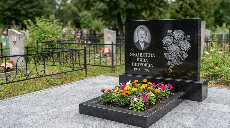 Памятник с гравировкой хризантем — выполненная работа «Соколов» в Воронеже
