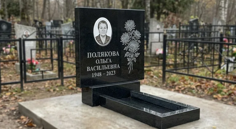 Памятник с гравировкой хризантем — выполненная работа «Полякова» в Воронеже