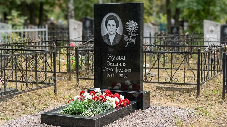 Памятник с гравировкой хризантем — выполненная работа «Зуева» в Воронеже