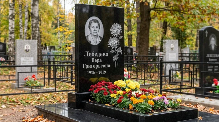 Памятник с гравировкой хризантем — выполненная работа «Лебедева» в Воронеже