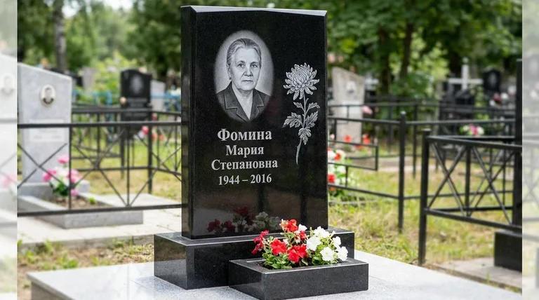 Памятник с гравировкой хризантем — выполненная работа «Фомина» в Воронеже