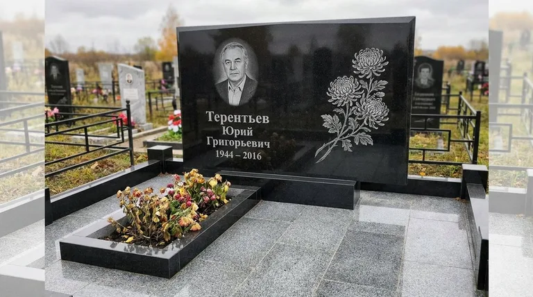 Памятник с гравировкой хризантем — выполненная работа «Терентьев» в Воронеже