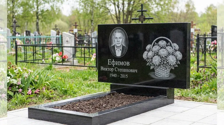 Памятник с гравировкой хризантем — выполненная работа «Ефимов» в Воронеже