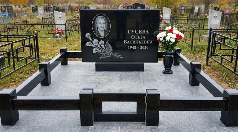 Памятник с гравировкой калл — выполненная работа «Гусева» в Воронеже