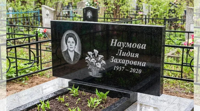 Памятник с гравировкой калл — выполненная работа «Наумова» в Воронеже