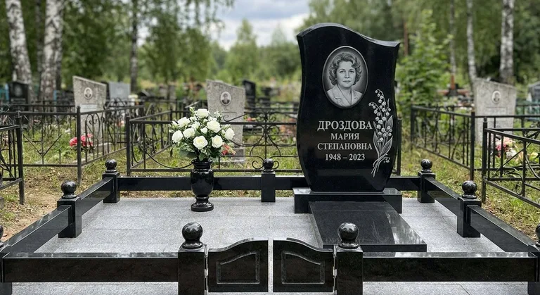 Памятник с гравировкой ландышей — выполненная работа «Дроздова» в Воронеже
