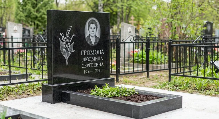 Памятник с гравировкой ландышей — выполненная работа «Громова» в Воронеже