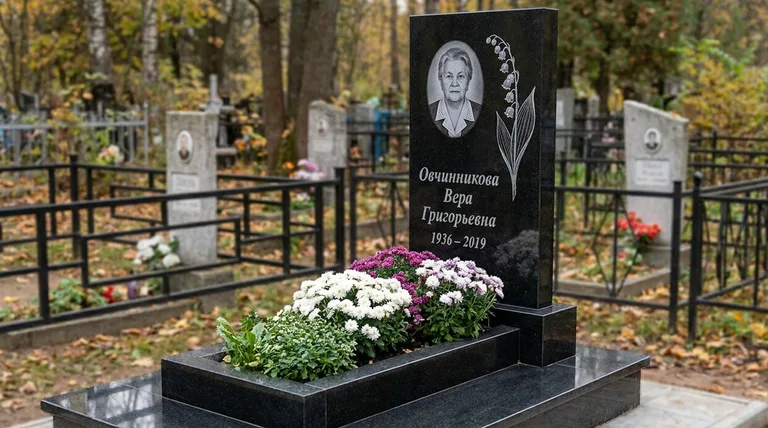 Памятник с гравировкой ландышей — выполненная работа «Овчинникова» в Воронеже