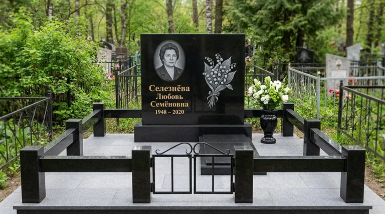 Памятник с гравировкой ландышей — выполненная работа «Селезнёва» в Воронеже