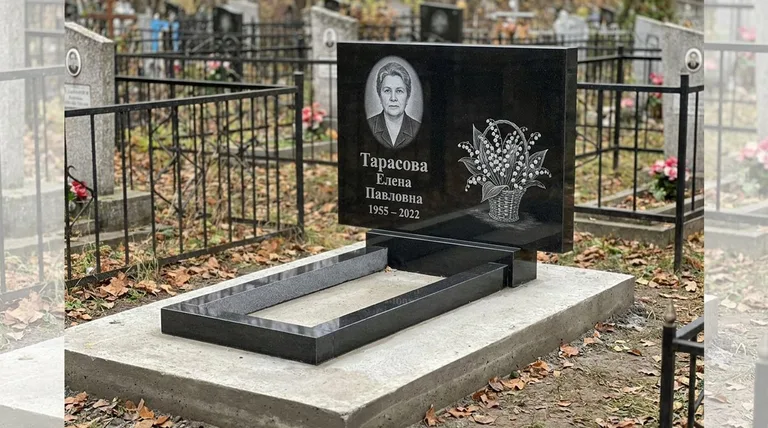 Памятник с гравировкой ландышей — выполненная работа «Тарасова» в Воронеже