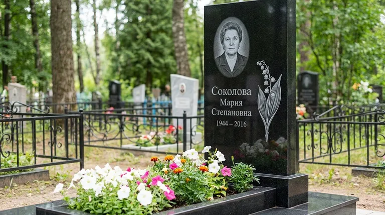 Памятник с гравировкой ландышей — выполненная работа «Соколова» в Воронеже