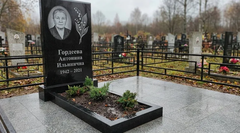 Памятник с гравировкой ландышей — выполненная работа «Гордеева» в Воронеже