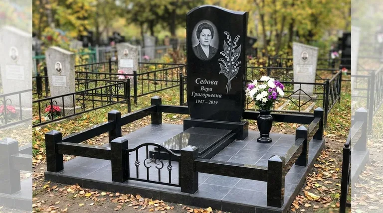 Памятник с гравировкой ландышей — выполненная работа «Седова» в Воронеже