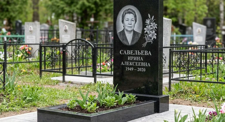 Памятник с гравировкой лилий — выполненная работа «Савельева» в Воронеже