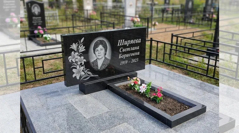Памятник с гравировкой лилий — выполненная работа «Ширяева» в Воронеже