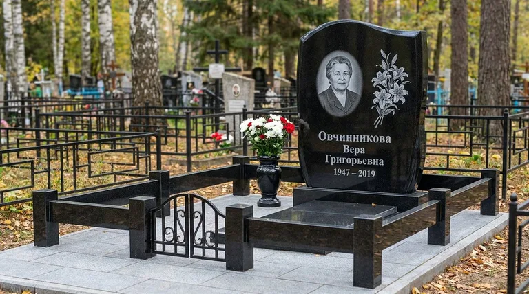 Памятник с гравировкой лилий — выполненная работа «Овчинникова» в Воронеже