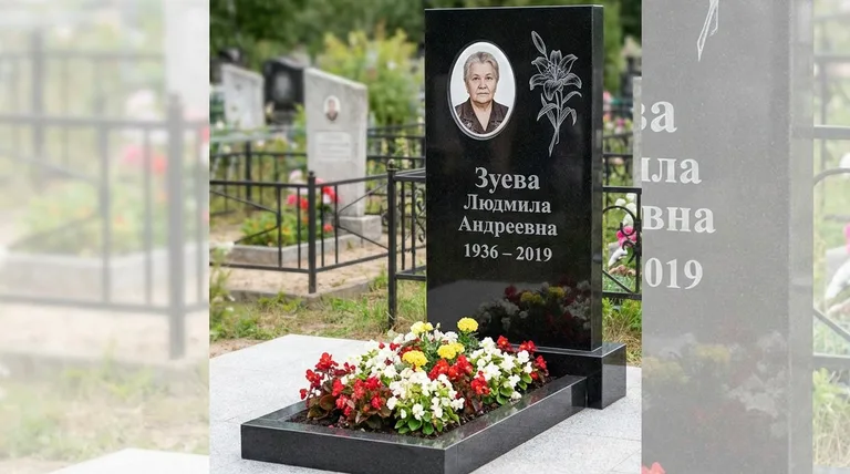 Памятник с гравировкой лилий — выполненная работа «Зуева» в Воронеже