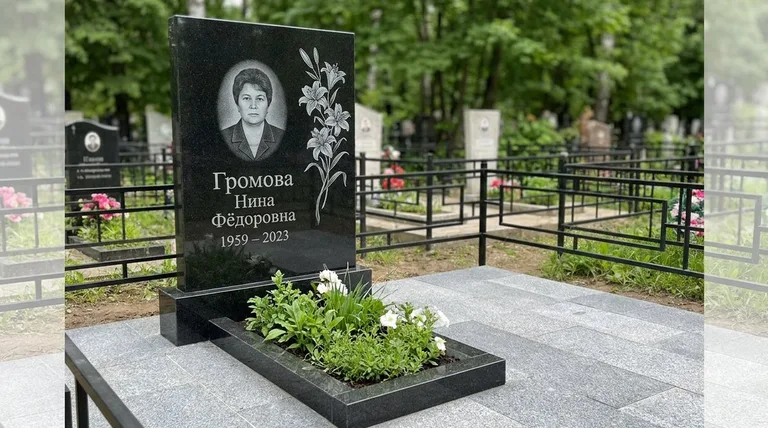 Памятник с гравировкой лилий — выполненная работа «Громова» в Воронеже