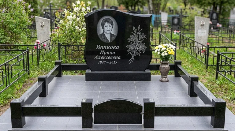 Памятник с гравировкой лилий — выполненная работа «Волкова» в Воронеже
