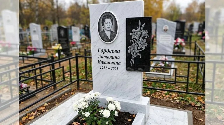 Памятник с гравировкой лилий — выполненная работа «Гордеева» в Воронеже