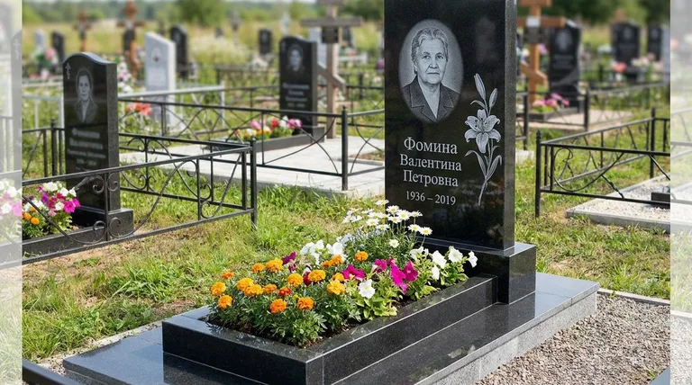 Памятник с гравировкой лилий — выполненная работа «Фомина» в Воронеже