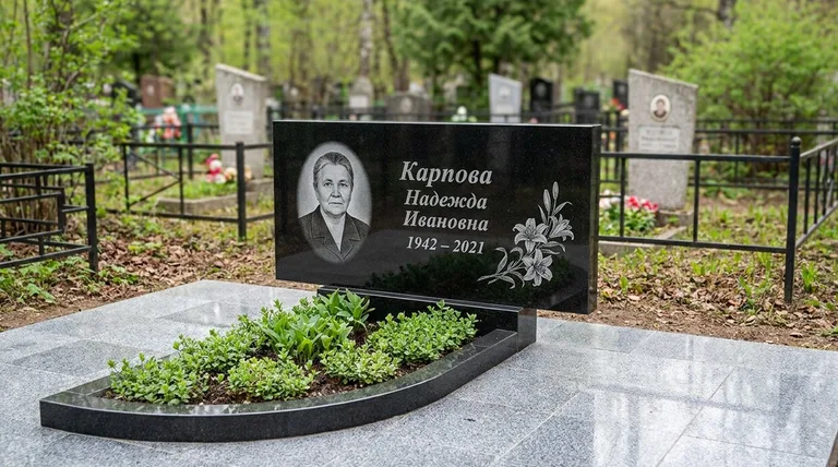 Памятник с гравировкой лилий — выполненная работа «Карпова» в Воронеже