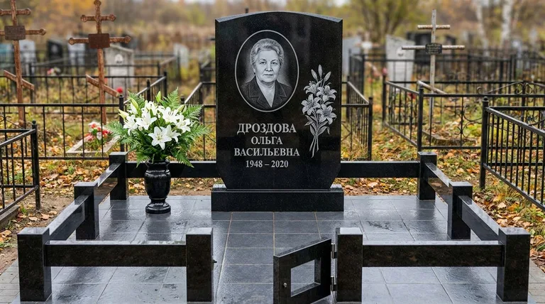Памятник с гравировкой лилий — выполненная работа «Дроздова» в Воронеже