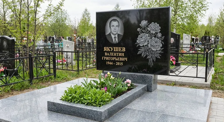 Памятник с гравировкой пионов — выполненная работа «Якушев» в Воронеже