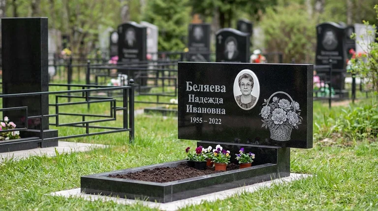 Памятник с гравировкой пионов — выполненная работа «Беляева» в Воронеже