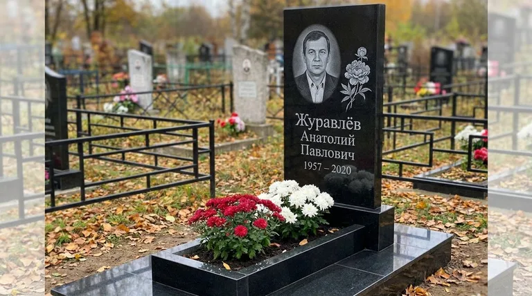 Памятник с гравировкой пионов — выполненная работа «Журавлёв» в Воронеже