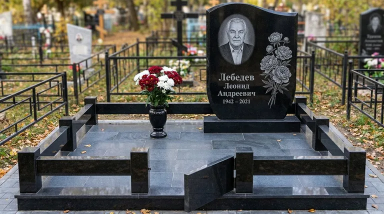Памятник с гравировкой пионов — выполненная работа «Лебедев» в Воронеже