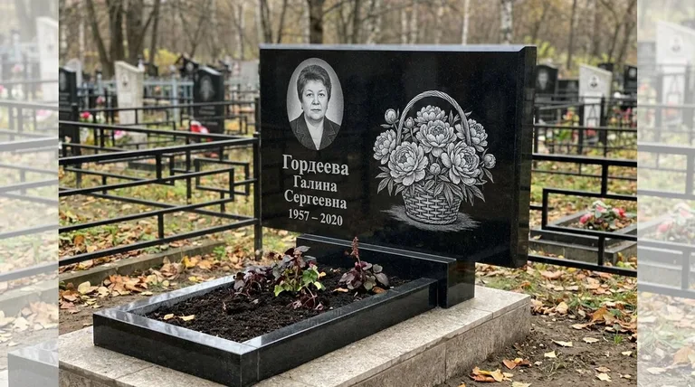 Памятник с гравировкой пионов — выполненная работа «Гордеева» в Воронеже