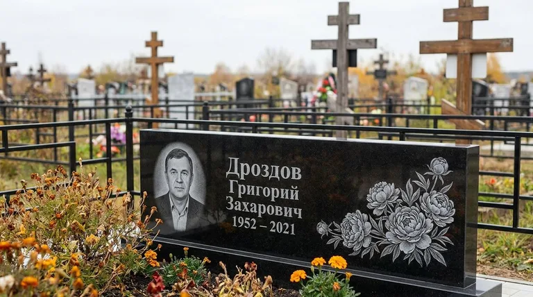Памятник с гравировкой пионов — выполненная работа «Дроздов» в Воронеже