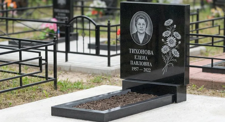 Памятник с гравировкой ромашек — выполненная работа «Тихонова» в Воронеже