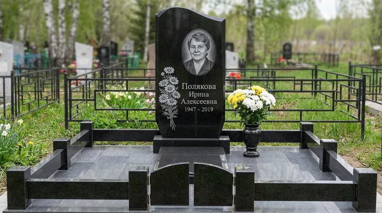 Памятник с гравировкой ромашек — выполненная работа «Полякова» в Воронеже