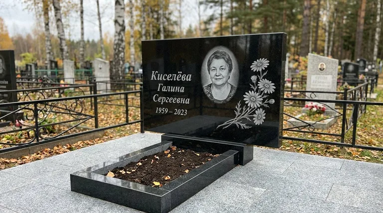 Памятник с гравировкой ромашек — выполненная работа «Киселёва» в Воронеже