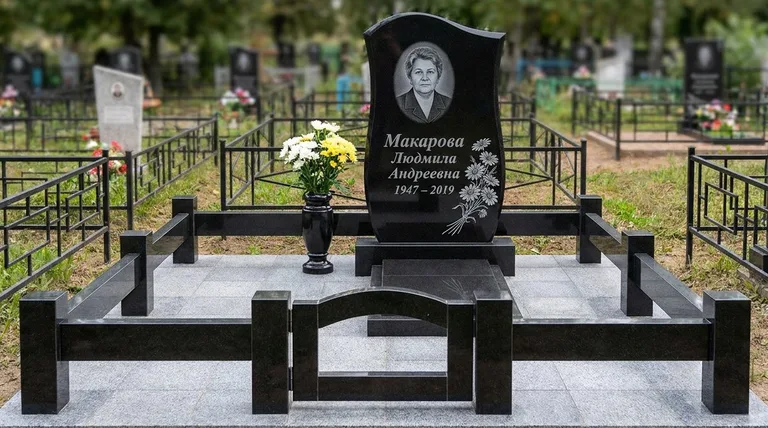 Памятник с гравировкой ромашек — выполненная работа «Макарова» в Воронеже
