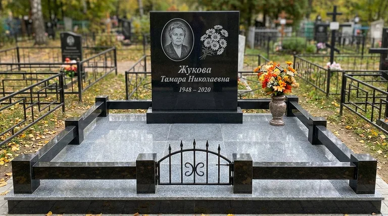 Памятник с гравировкой ромашек — выполненная работа «Жукова» в Воронеже