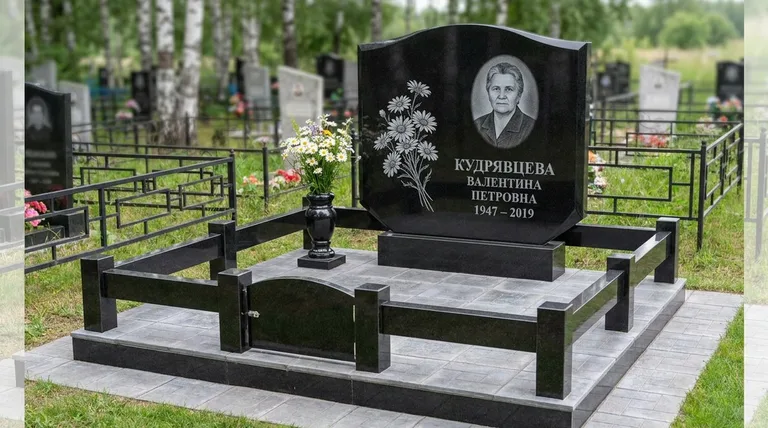 Памятник с гравировкой ромашек — выполненная работа «Кудрявцева» в Воронеже