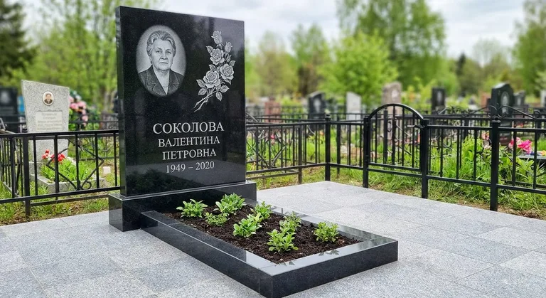 Памятник с гравировкой роз — выполненная работа «Соколова» в Воронеже