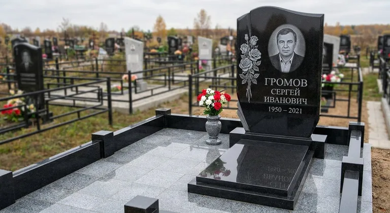 Памятник с гравировкой роз — выполненная работа «Громов» в Воронеже